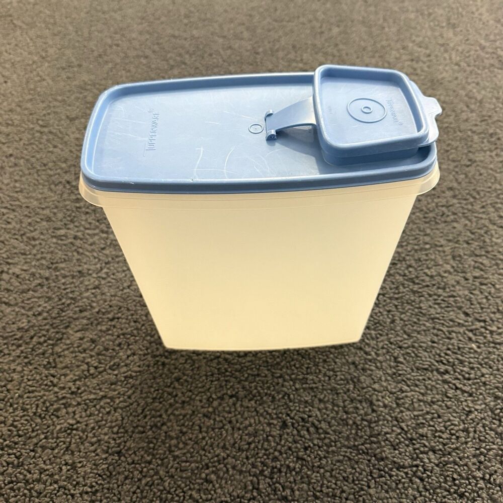 Vintage Tupperware Cereal Keeper Store & Pour #1588 w/Light Blue Lid